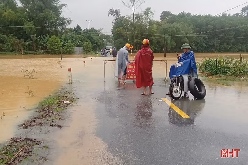 505 hộ dân ở Vũ Quang bị cô lập do mưa lũ