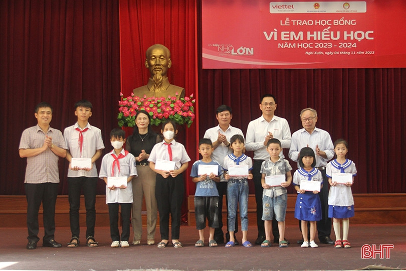 Trao 160 triệu đồng cho học sinh nghèo vượt khó ở Nghi Xuân