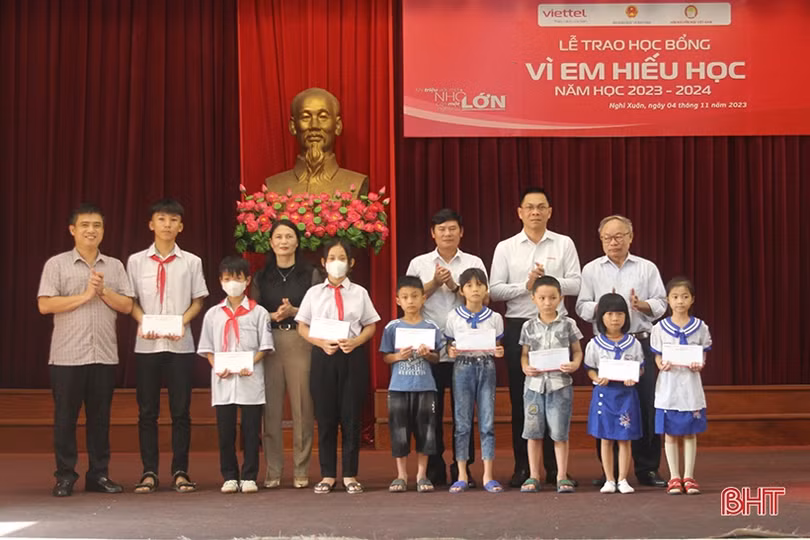 Trao 160 triệu đồng cho học sinh nghèo vượt khó ở Nghi Xuân