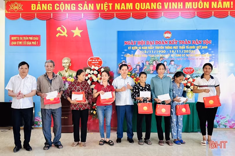 Chủ tịch Ủy ban MTTQ tỉnh chung vui ngày hội đại đoàn kết tại Hương Sơn