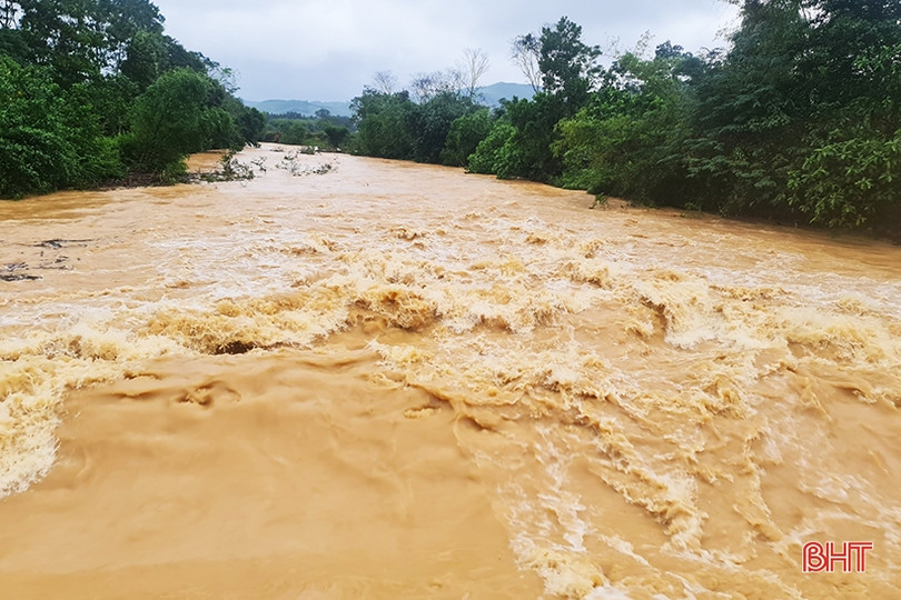 Tìm kiếm người mất tích trong mưa lũ ở Hương Khê