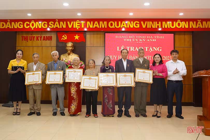 Các địa phương Hà Tĩnh trao huy hiệu Đảng cho 128 đảng viên