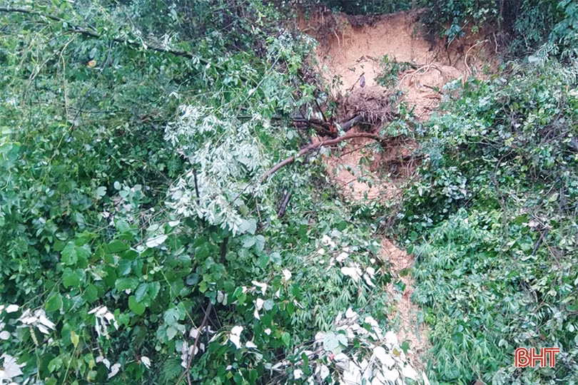 Đường sắt Bắc - Nam qua Hà Tĩnh bị sạt lở nặng do mưa lớn