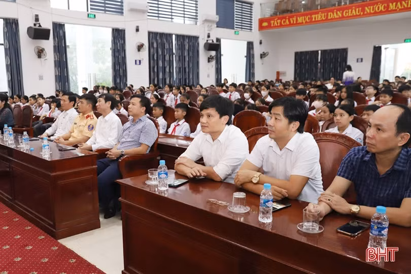 Truyền thông ATGT cho 400 học sinh ở Hương Sơn