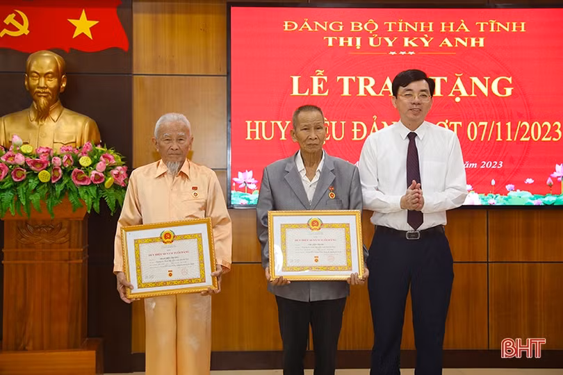 Các địa phương Hà Tĩnh trao huy hiệu Đảng cho 128 đảng viên