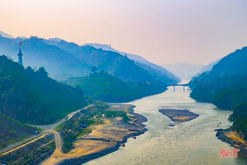 Gió Lũng Pô thổi dọc sông Hồng