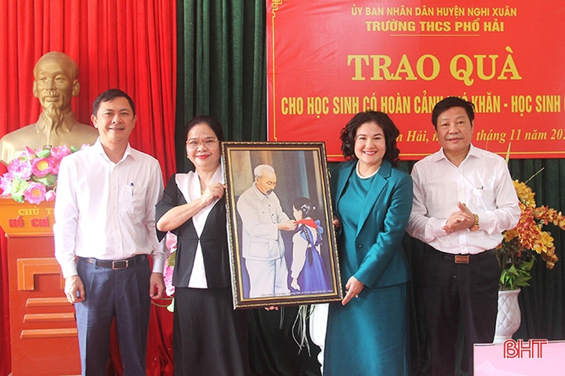 Thứ trưởng Bộ LĐ-TB&XH Nguyễn Thị Hà tặng quà học sinh nghèo Nghi Xuân