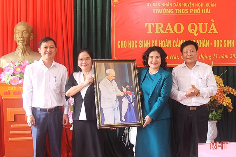 Thứ trưởng Bộ LĐ-TB&XH Nguyễn Thị Hà tặng quà học sinh nghèo Nghi Xuân