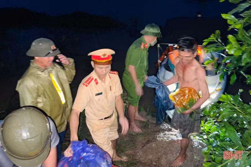 Kịp thời ứng cứu 9 công nhân bị nước lũ cô lập