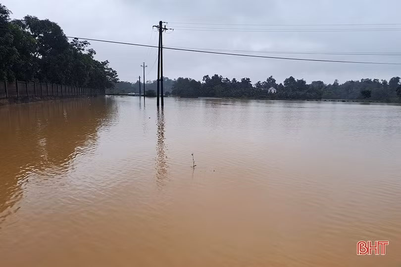 Nước sông Ngàn Sâu trên mức báo động II, vùng hạ du Vũ Quang ngập sâu