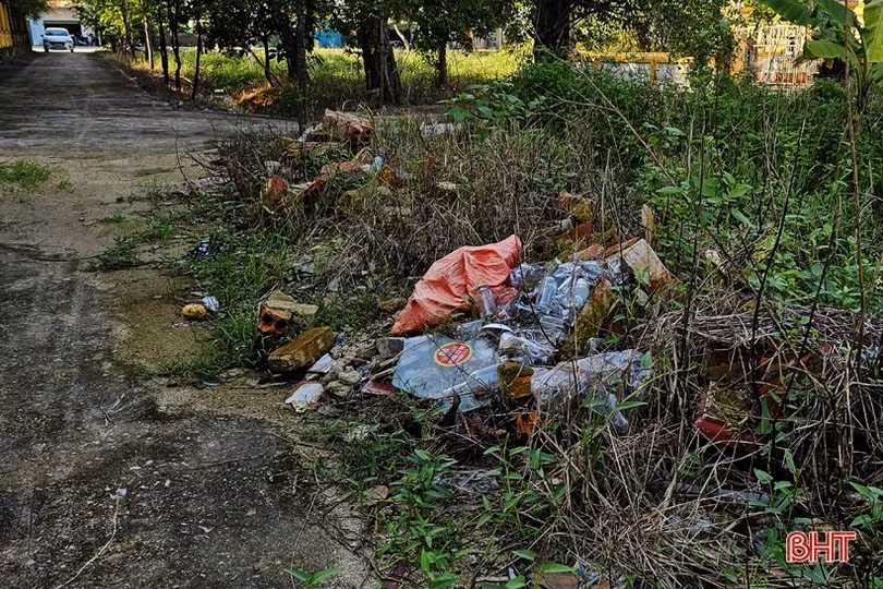 Mất thẩm mỹ trên biển chỉ dẫn di tích lịch sử - văn hóa