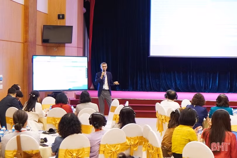 Cán bộ, giáo viên Hà Tĩnh tiếp thu kiến thức về chuyển đổi số 