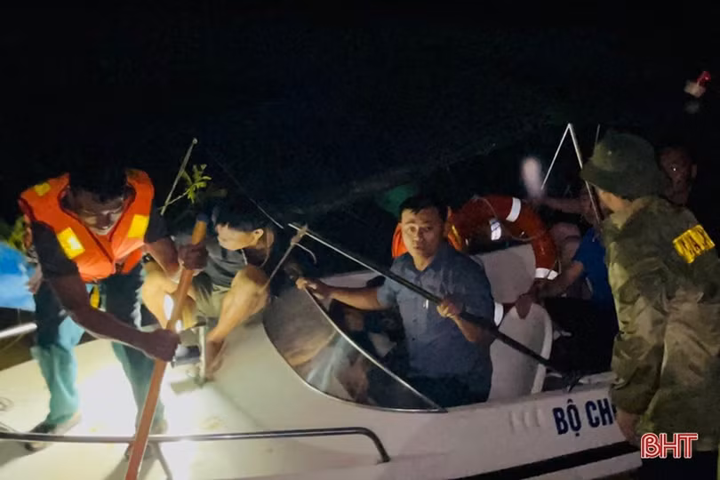 Kịp thời ứng cứu 9 công nhân bị nước lũ cô lập