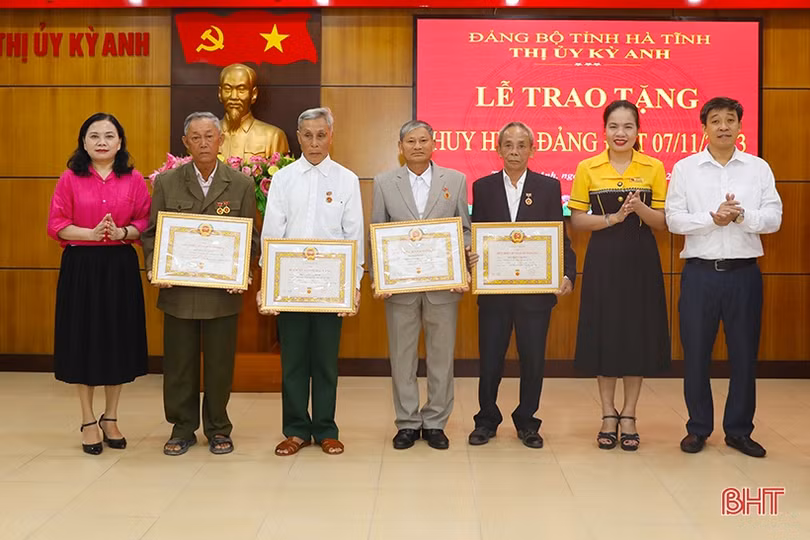 Các địa phương Hà Tĩnh trao huy hiệu Đảng cho 128 đảng viên