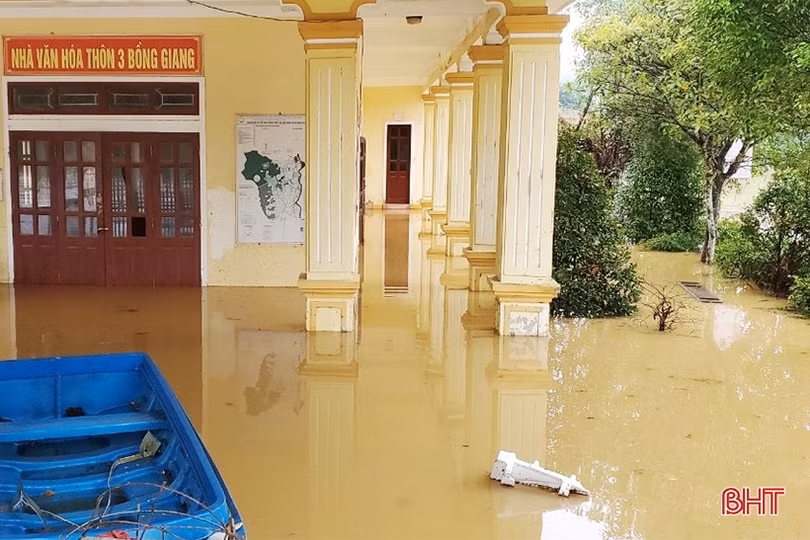 Nước lũ rút chậm, nhiều hộ dân ở Hà Tĩnh vẫn chịu cảnh ngập lụt