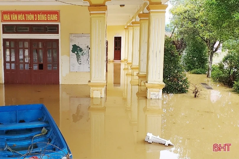 Nước lũ rút chậm, nhiều hộ dân ở Hà Tĩnh vẫn chịu cảnh ngập lụt