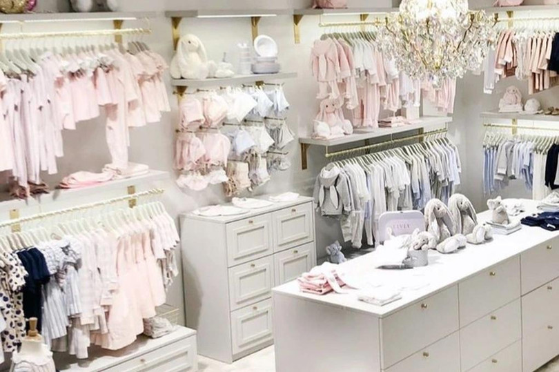 Chủ shop thời trang lo phá sản vì mãi chưa thấy mùa đông