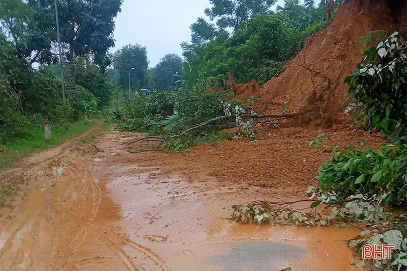 Hà Tĩnh: Nhiều nơi sạt lở, ngập lụt, giao thông bị chia cắt
