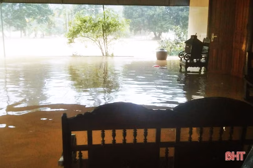 Hương Khê khẩn trương ứng phó với mưa lớn, lũ lên nhanh