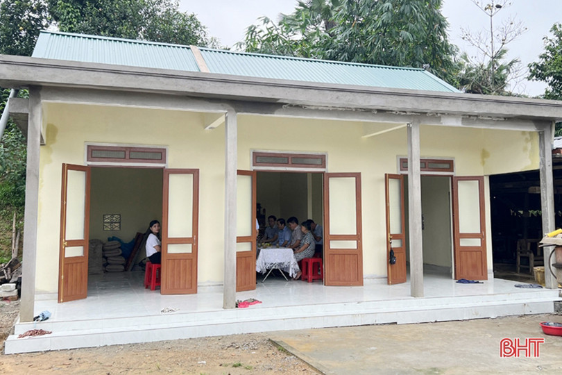 Bàn giao nhà tình thương cho hộ nghèo ở Hương Sơn