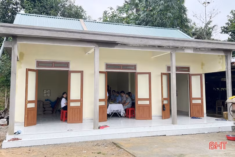 Bàn giao nhà tình thương cho hộ nghèo ở Hương Sơn