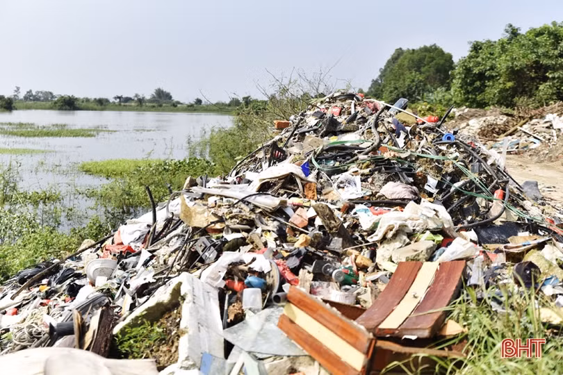 Tái diễn tình trạng đổ rác thải xây dựng sai quy định ở TX Hồng Lĩnh