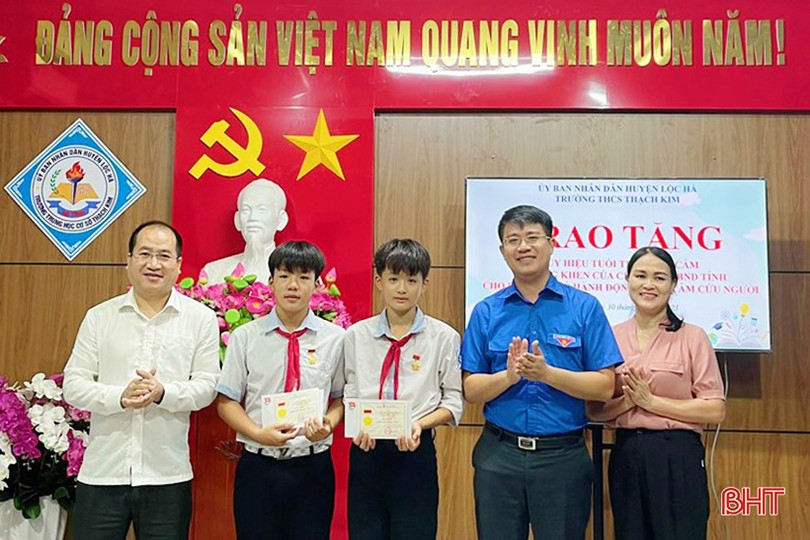 Khen thưởng học sinh Hương Khê dũng cảm cứu người trong lũ