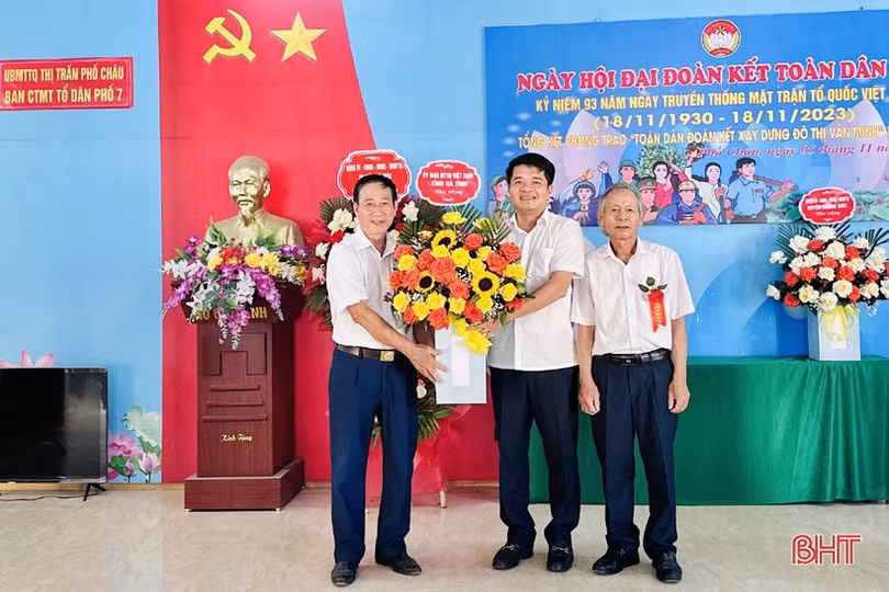 Chủ tịch Ủy ban MTTQ tỉnh chung vui ngày hội đại đoàn kết tại Hương Sơn