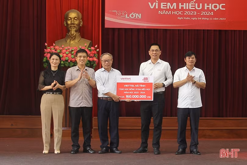 Trao 160 triệu đồng cho học sinh nghèo vượt khó ở Nghi Xuân