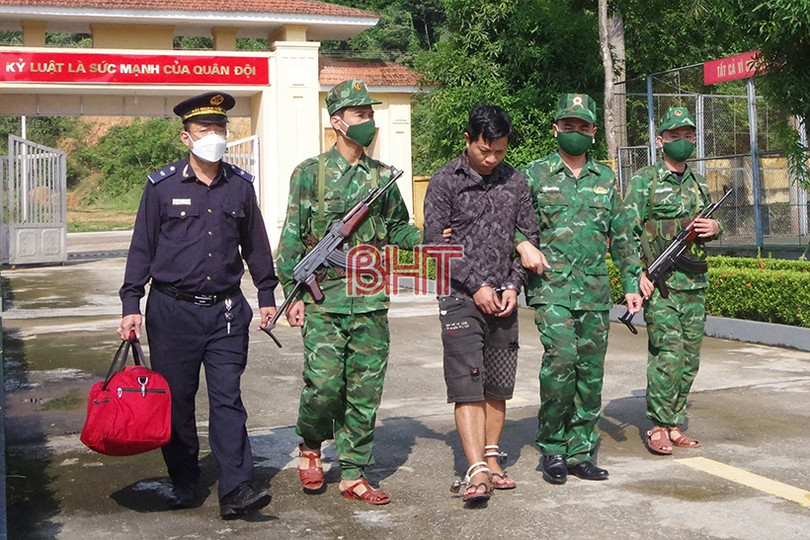 Bắt đối tượng xách 1.000 viên hồng phiến từ Lào qua Hà Tĩnh