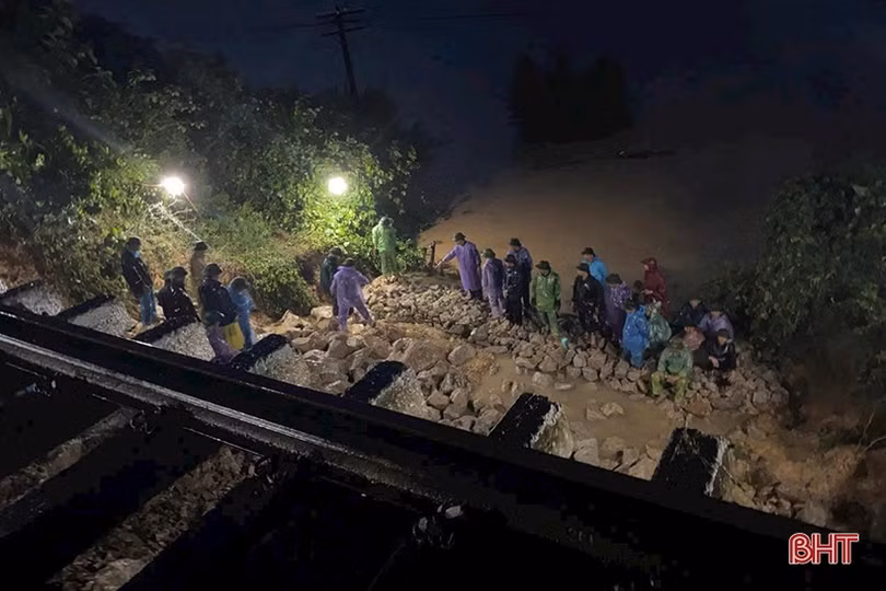 Mưa lũ ở Hà Tĩnh khiến 2 người tử vong, 1 người mất tích, nhiều vùng dân cư bị cô lập