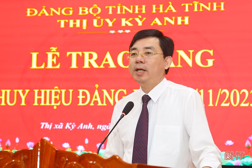 Các địa phương Hà Tĩnh trao huy hiệu Đảng cho 128 đảng viên