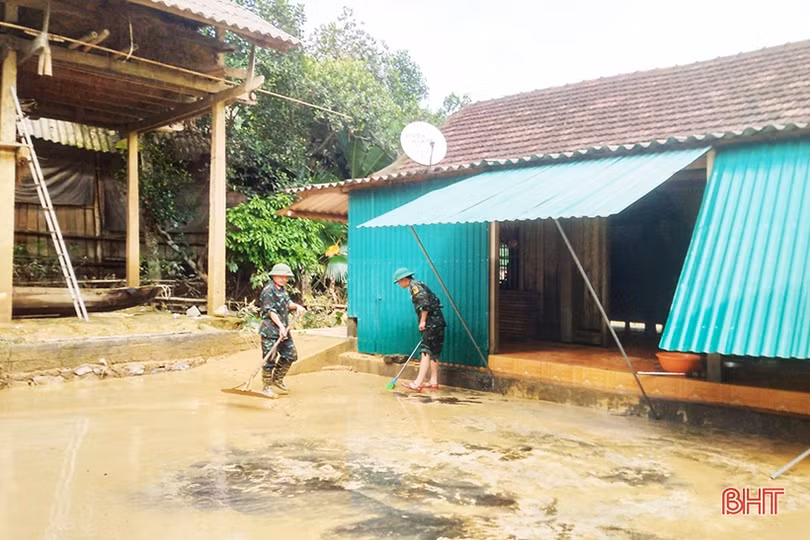 Ấm áp tình quân dân ở vùng “rốn” lũ