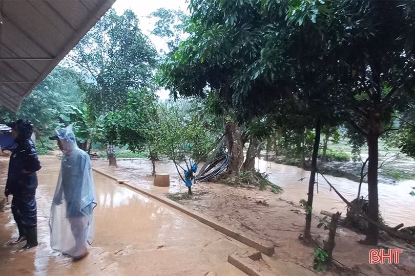 Đường sắt Bắc - Nam qua Hà Tĩnh bị sạt lở nặng do mưa lớn