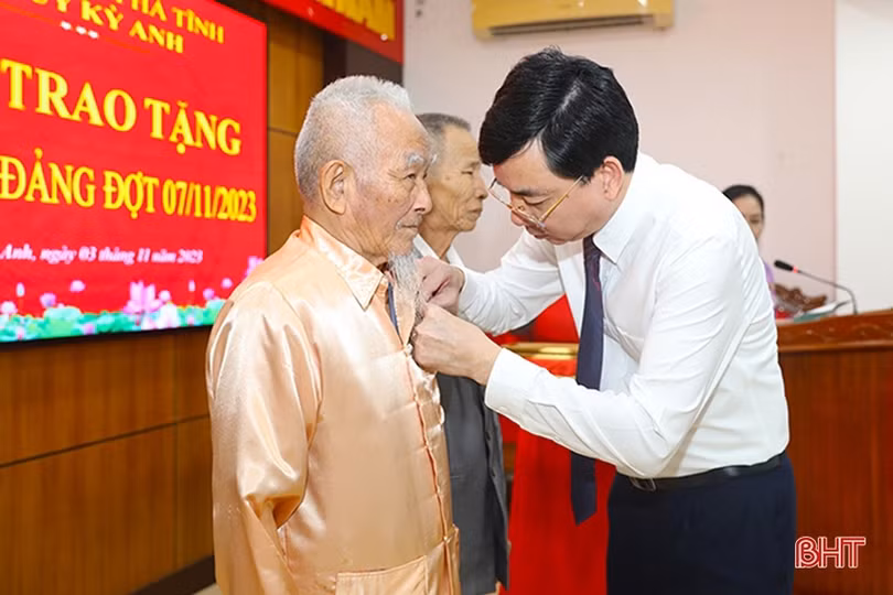 Các địa phương Hà Tĩnh trao huy hiệu Đảng cho 128 đảng viên