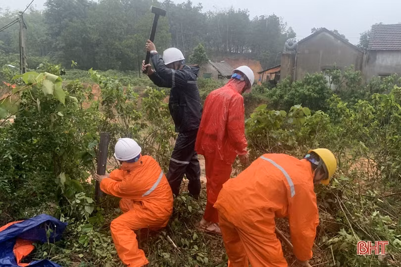 Điện lực Hương Khê tạm dừng cấp điện tại 5 xã do ảnh hưởng mưa lũ