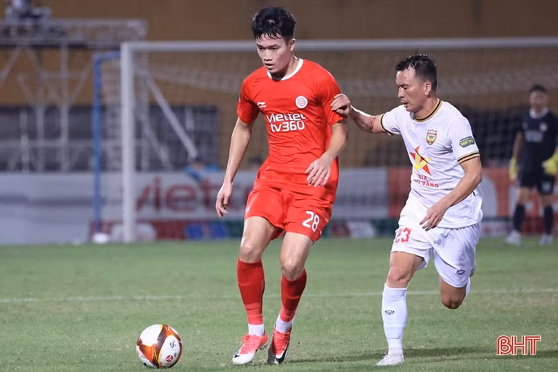 HLV Nguyễn Thành Công: Chúng tôi thua vì sai lầm của trọng tài!