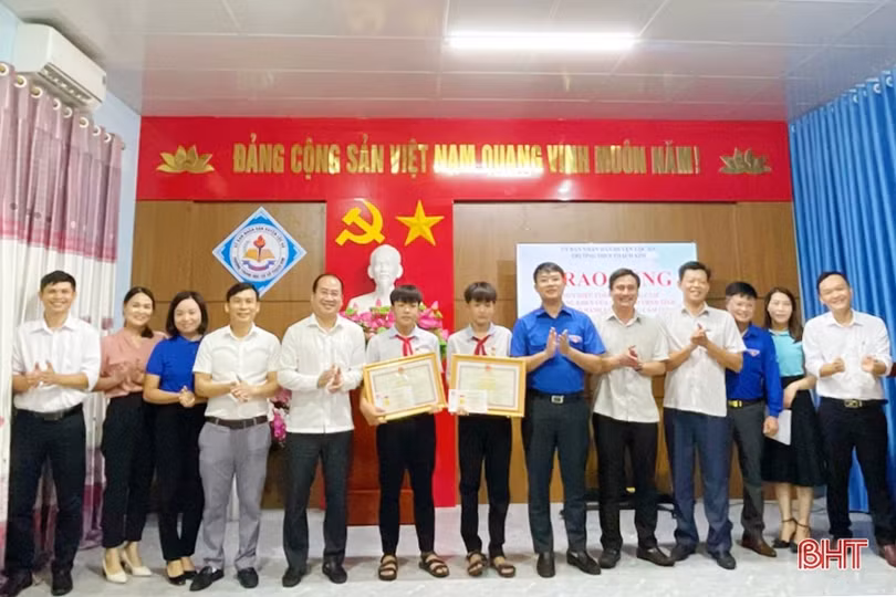 Trao huy hiệu, bằng khen cho 2 học sinh dũng cảm cứu người đuối nước