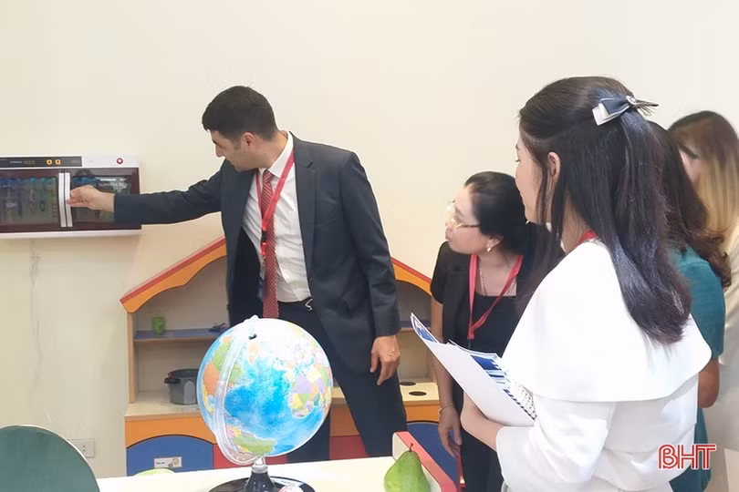 Cán bộ, giáo viên Hà Tĩnh tiếp thu kiến thức về chuyển đổi số 