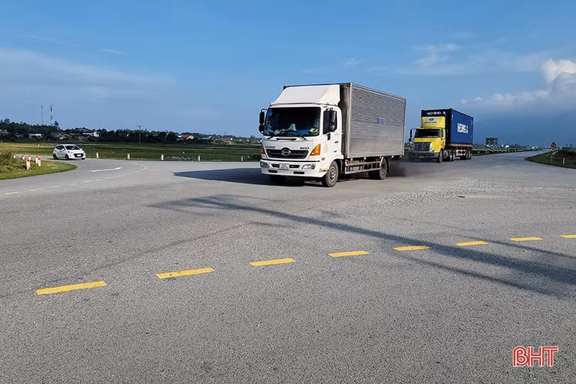 Lý giải nguyên nhân tiềm ẩn tai nạn tại 1 ngã tư trên đường ven biển