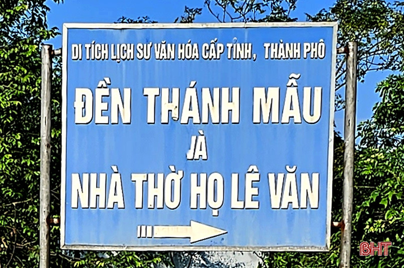 Mất thẩm mỹ trên biển chỉ dẫn di tích lịch sử - văn hóa