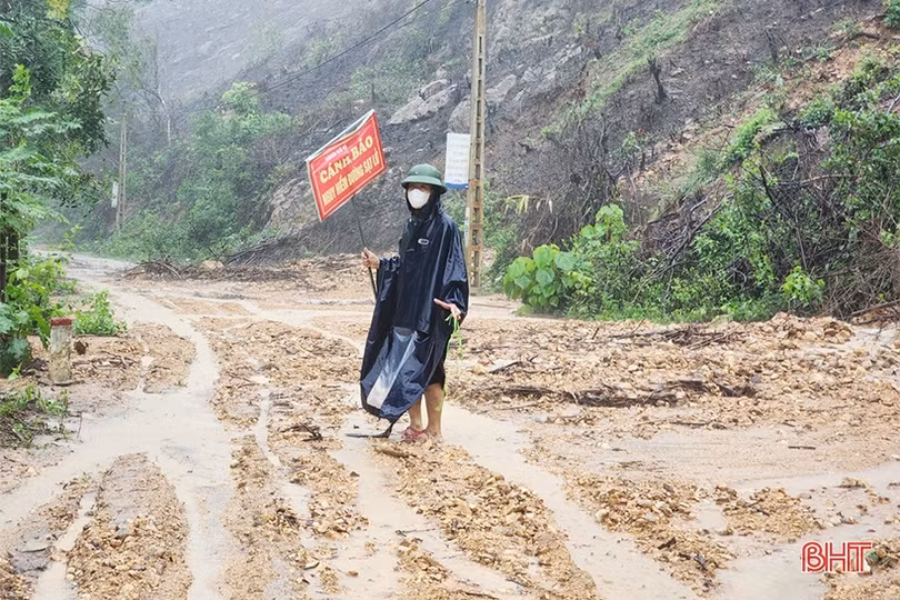 Hà Tĩnh: Nhiều nơi sạt lở, ngập lụt, giao thông bị chia cắt