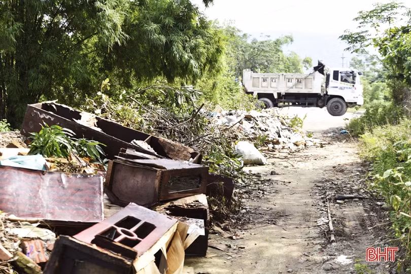 Tái diễn tình trạng đổ rác thải xây dựng sai quy định ở TX Hồng Lĩnh