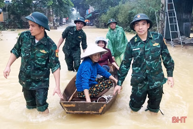 Ấm áp tình quân dân ở vùng “rốn” lũ