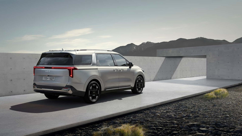 Soi chi tiết ngoại thất Kia Carnival 2024 ngoài đời thực