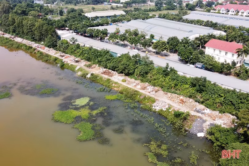 Tái diễn tình trạng đổ rác thải xây dựng sai quy định ở TX Hồng Lĩnh