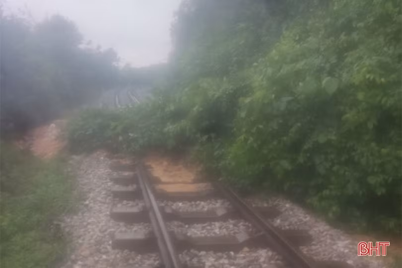 Đường sắt Bắc - Nam qua Hà Tĩnh bị sạt lở nặng do mưa lớn