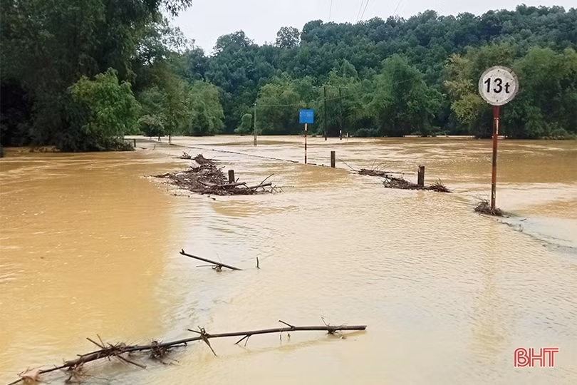 Hà Tĩnh: Nhiều nơi sạt lở, ngập lụt, giao thông bị chia cắt