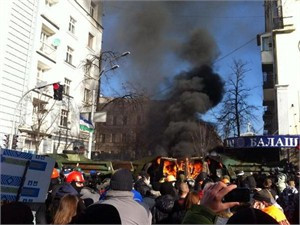 Người biểu tình tấn công và đốt cháy một phần trụ sở Đảng các khu vực. (Nguồn: kyivpost.com)