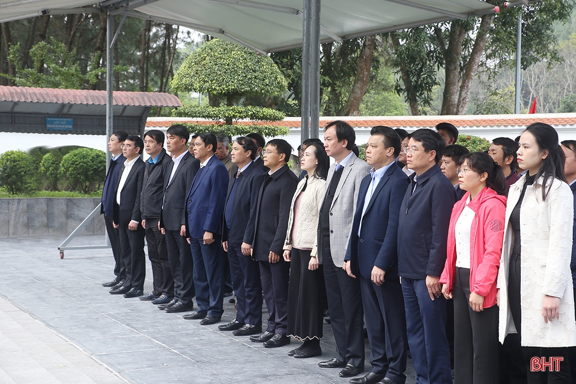 Bộ trưởng Bộ GTVT Nguyễn Văn Thắng dâng hương tưởng niệm tại Ngã ba Đồng Lộc